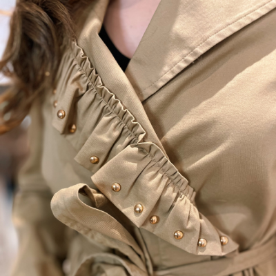 Casaco bege com franzidos e botões dourados