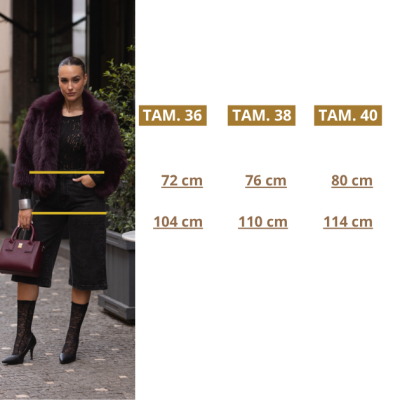 Mulher com casaco de pêlo roxo, roupa preta e tabela de tamanhos com medidas em centímetros.