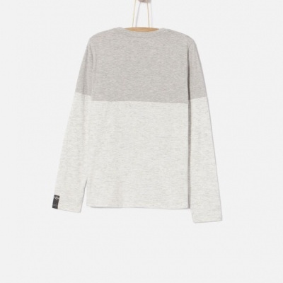 Camisola bicolor cinza e branca de manga comprida pendurada