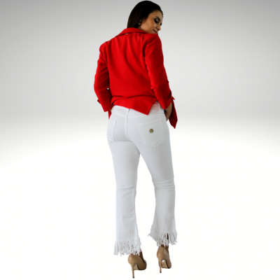 Mulher de costas com blusa vermelha e calças brancas com franjas na barra