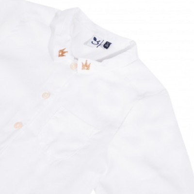 Camisa branca de algodão com gola mandarim e detalhes bordados