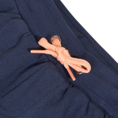 Cintura de calças ou calções azul escuro com cordão cor de pêssego amarrado