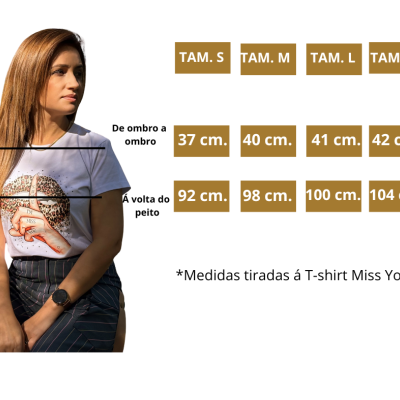Mulher com t-shirt branca estampada mostrando medidas de tamanhos de t-shirts