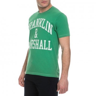 Camiseta verde Franklin & Marshall vista de lado com calças pretas