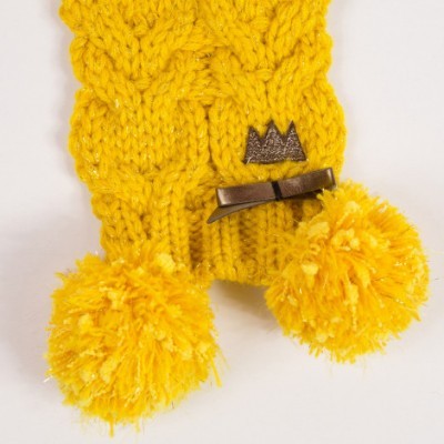 Cachecol amarelo tricotado com pompons e pequena decoração de laço