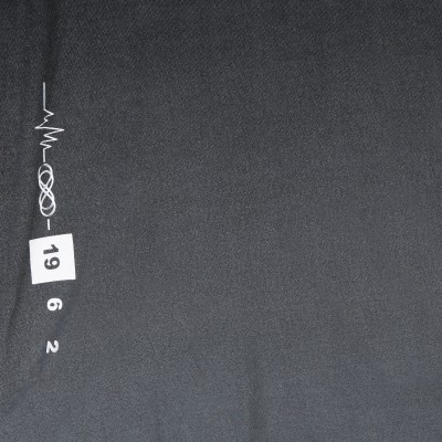 tecido cinza escuro com números brancos 1962 e desenho abstrato