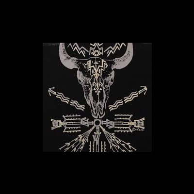 Estampa de crânio estilizado com setas em tecido preto