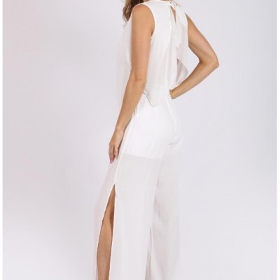 Macacão branco com laço nas costas e fendas laterais em calças largas