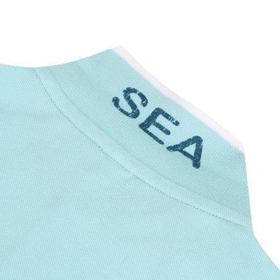 Colarinho azul claro com palavra SEA em branco e azul escuro