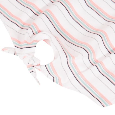 tecido branco com padrão de riscas verticais azul, coral e preta e nó numa extremidade