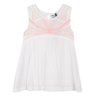 Camisola branca infantil com bordado cor-de-rosa na parte superior