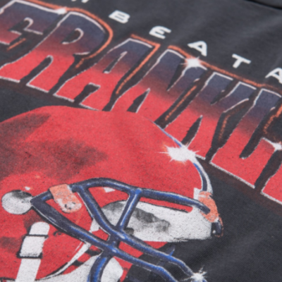 T-shirt preta com estampa de capacete vermelho de futebol americano e texto em vermelho e branco