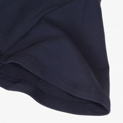 Manga de peça de roupa azul escuro com costuras visíveis