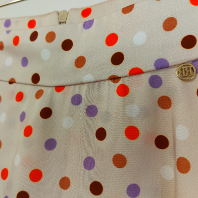 Saia bege com bolinhas coloridas e fecho de correr