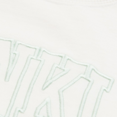 Tecido branco com bordado verde em letras IKIT