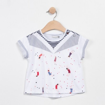 T-shirt branca com padrão azul e desenhos coloridos, em cabide de madeira