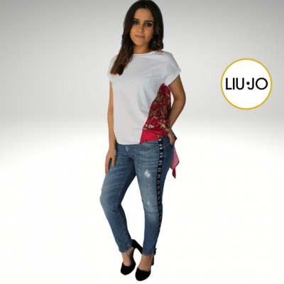 Mulher com t-shirt branca e vermelha, jeans azuis e sapatos pretos em fundo cinza com logo LIU•JO