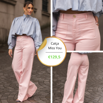Calças rosa claro de corte largo com bolsos e botão dourado usadas por mulher com blusa azul clara em rua pavimentada.