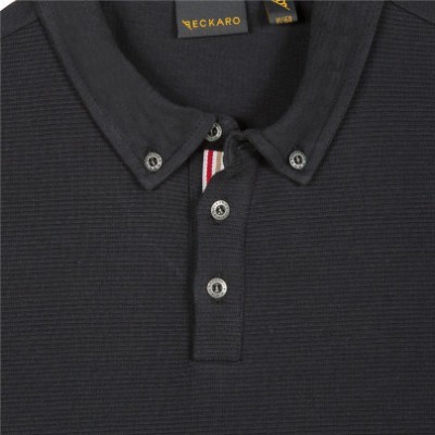 Polo escuro com gola e botões e etiqueta ECKARO