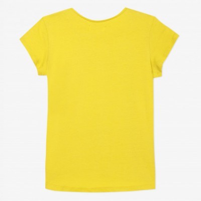 T-shirt amarela de manga curta sobre fundo branco