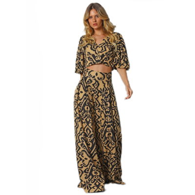 Conjunto feminino bege com padrão preto, top manga curta e calças largas.