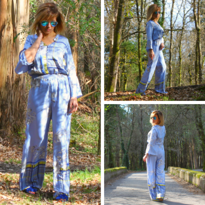 Conjunto feminino azul claro com padrão floral e listras, camisa e calças largas, ao ar livre em floresta