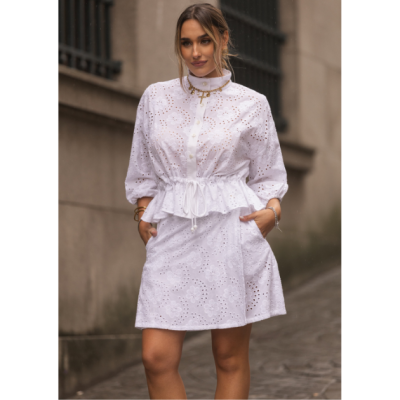 Vestido branco bordado com padrão floral e cintura ajustável.