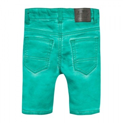 Calções verdes água para criança com bolsos traseiros e etiqueta preta no cós