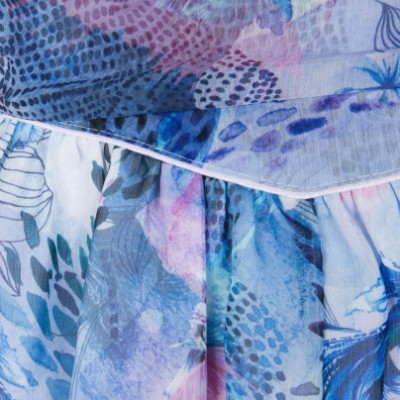 close-up de tecido azul com padrão floral e abstrato