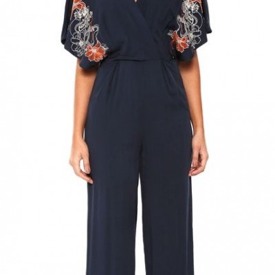 Macacão azul escuro com bordados florais nas mangas