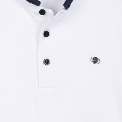 Camisa polo branca com botões pretos e logótipo bordado