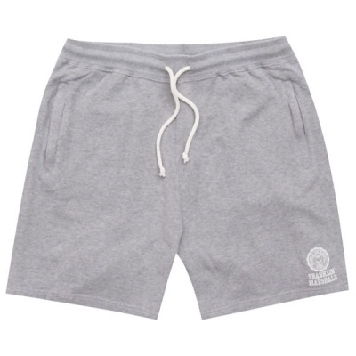 Calções de tecido cinzento claro com cordão branco na cintura e estampagem branca