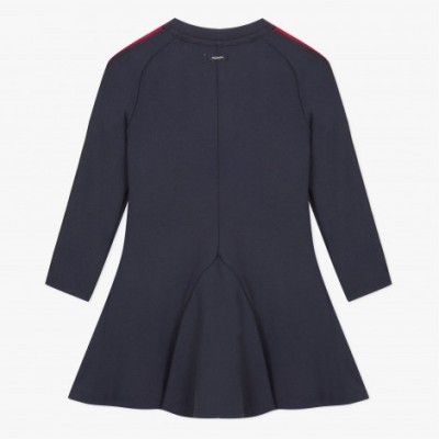 Vestido feminino azul escuro de manga comprida com corte evasê e detalhes vermelhos nos ombros