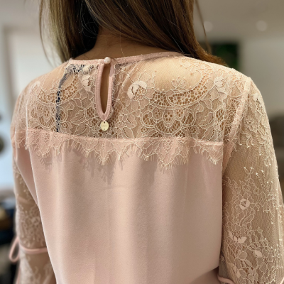 Blusa rosa claro com renda e botão nas costas