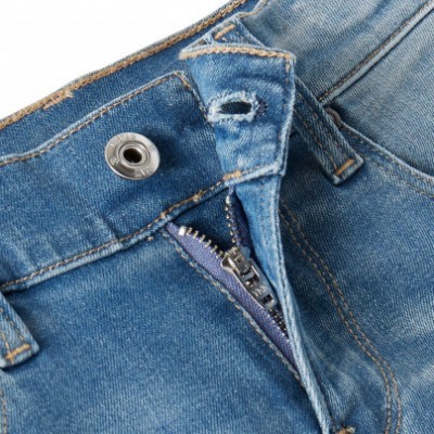 Calças de ganga azuis com fecho e botão