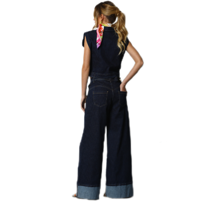 Macacão em ganga azul escuro com bainha dobrada, visto de costas, mulher com lenço no pescoço