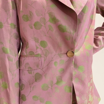Blazer rosa com padrão de folhas verdes e botão de madeira