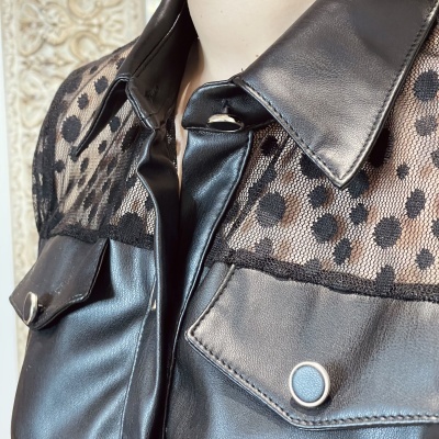 Camisa preta com detalhes em tule de bolinhas e botões metálicos