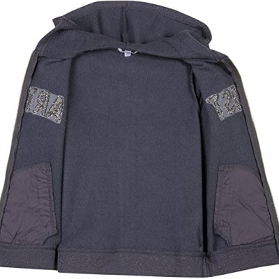 Casaco ou jaqueta cinza escuro com interior visível, duas bolsas internas e detalhes decorativos nos lados