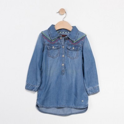 Vestido de ganga azul claro para criança com gola bordada colorida e bolsos no peito