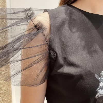 Top preto com mangas curtas ligeiramente transparentes em organza preta