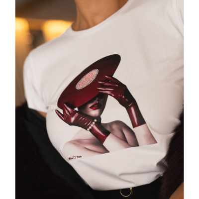 T-shirt branca com estampa de mulher com luvas vermelhas e chapéu