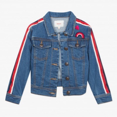 Casaco de ganga azul com riscas coloridas nas mangas e bordados