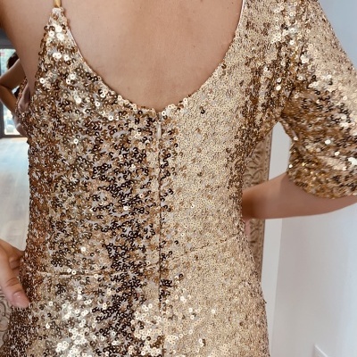 Vestido de lantejoulas douradas com decote em V nas costas