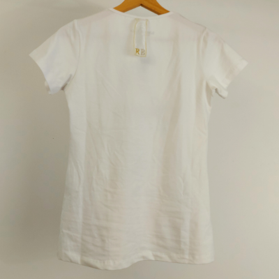 T-shirt branca de manga curta pendurada num cabide