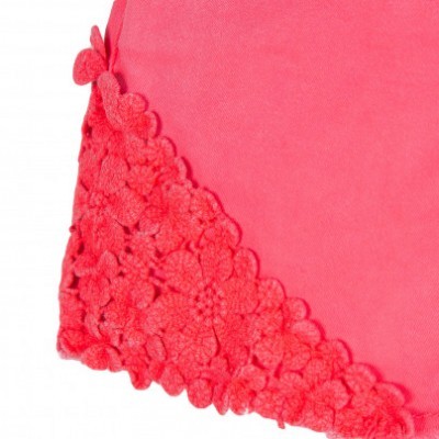 Detalhe de tecido rosa com padrão floral em crochê na borda