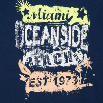 Estampa azul escuro com texto Miami OCEANSIDE BEACH EST 1973 e desenhos de estrelas e palmeiras.