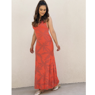 Vestido vermelho comprido com padrão de folhas e alças finas