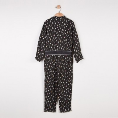 Macacão preto com padrão de penas coloridas e cós elástico