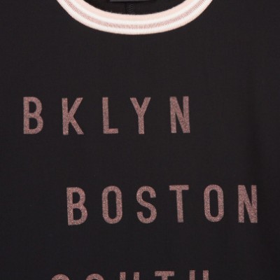 T-shirt preta com texto brilhante BKLYN BOSTON SOUTH